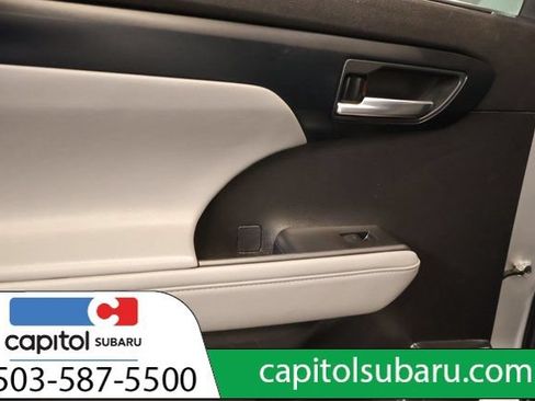 Used 2022 Toyota Highlander XLE AWD/4WD image 30