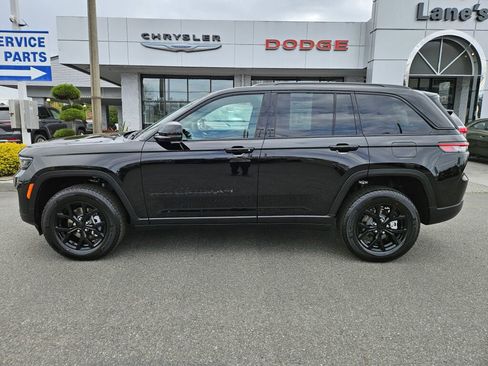 Used 2025 Jeep Grand Cherokee Altitude image 2