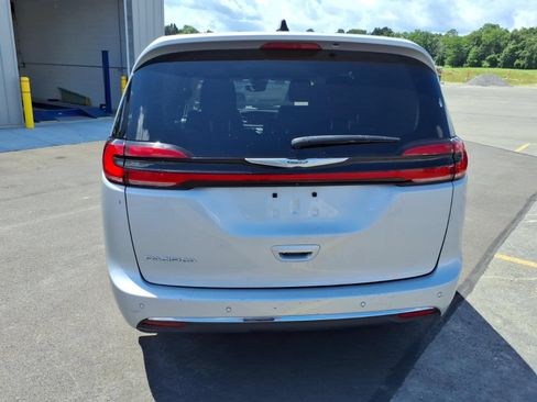Used 2024 Chrysler Pacifica Touring-L FWD image 6
