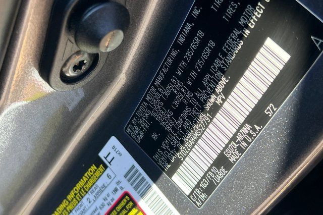 Used 2021 Toyota Highlander LE FWD image 35