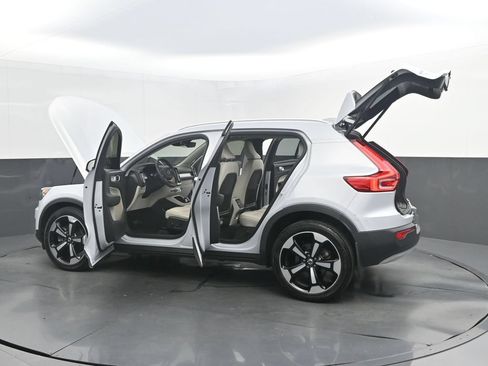 Certified 2022 Volvo XC40 T5 Momentum w/ Premium Package AWD/4WD image 39
