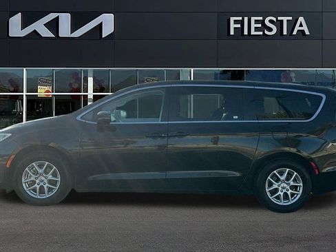 Used 2023 Chrysler Pacifica Touring-L image 4