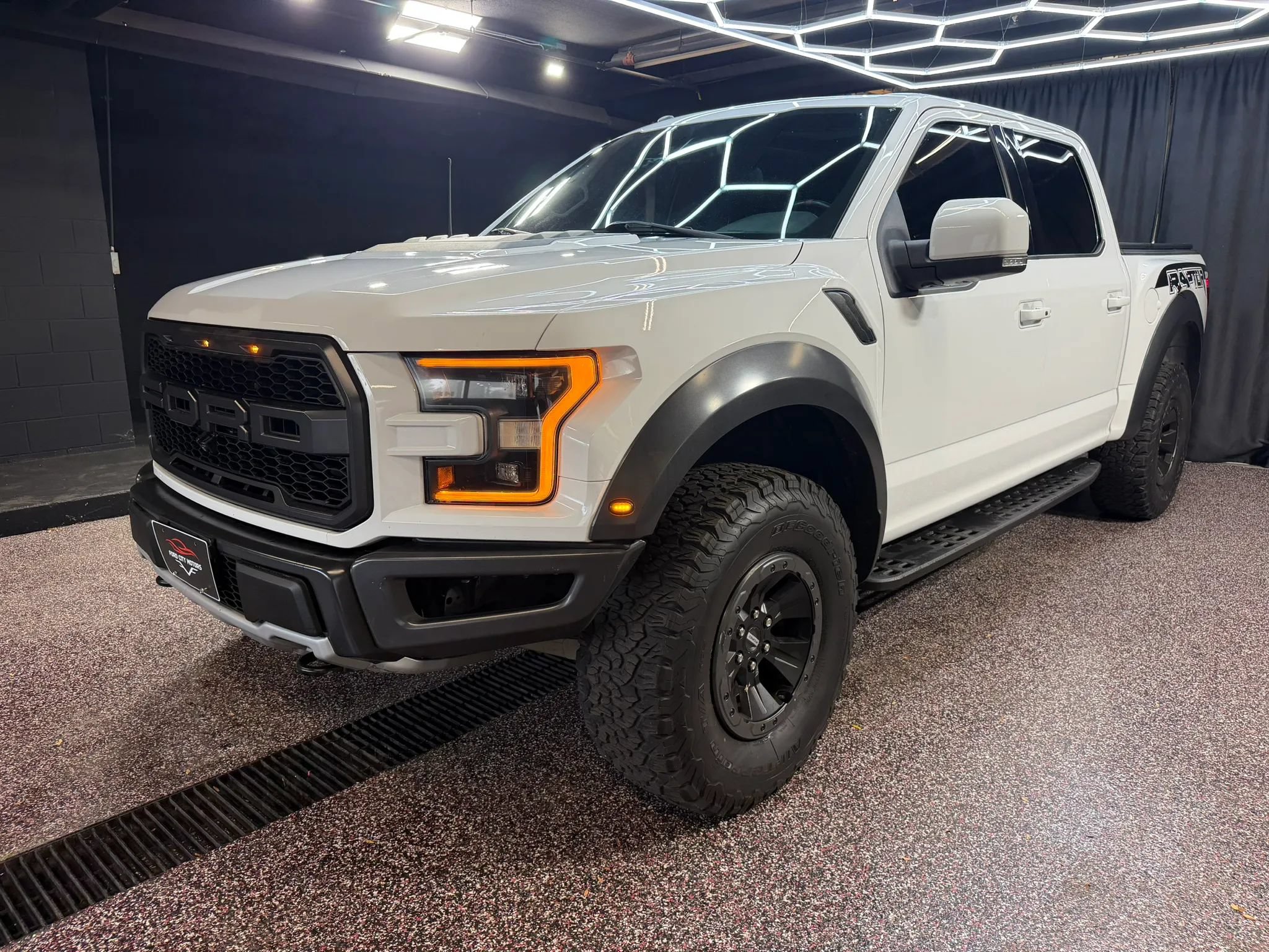 Used 2017 Ford F150 Raptor w/ Equipment Group 802A Luxury AWD/4WD image 3