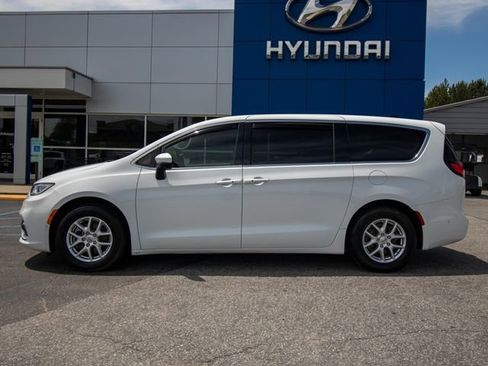 Used 2023 Chrysler Pacifica Touring-L FWD image 4