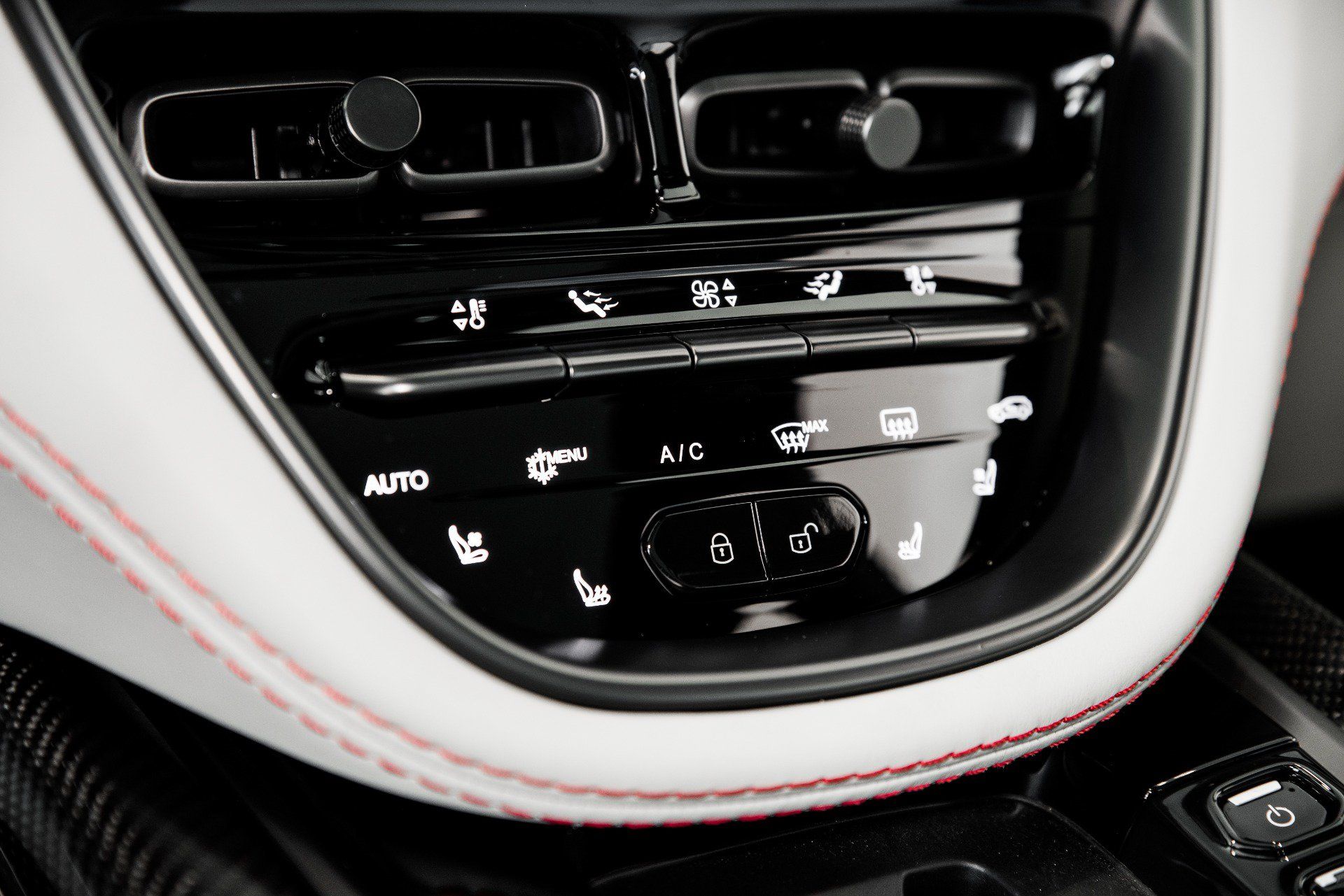 Used 2022 Aston Martin DBX AWD/4WD image 29
