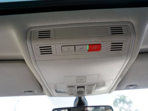 Used 2021 Volkswagen Tiguan SE w/ Panoramic Sunroof Package image 28