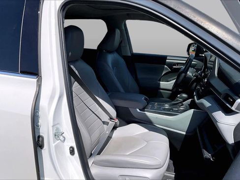 Used 2022 Toyota Highlander XLE FWD image 8