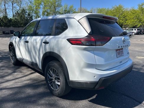Used 2024 Nissan Rogue S AWD/4WD image 19