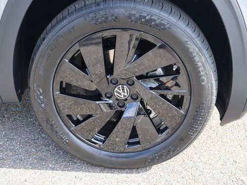 New 2026 Volkswagen Atlas SE image 9