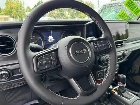 Used 2025 Jeep Wrangler Rubicon w/ Technology Group image 34