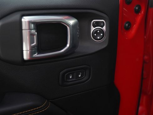 Used 2025 Jeep Wrangler Sahara image 19