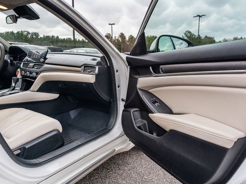 Used 2018 Honda Accord EX image 12