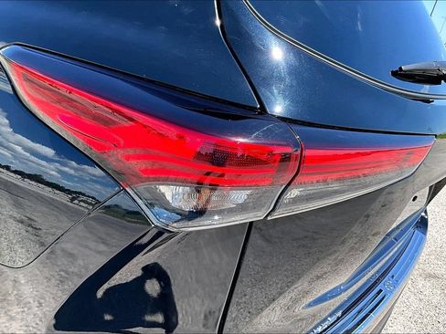 Used 2022 Toyota Highlander XLE AWD/4WD image 29