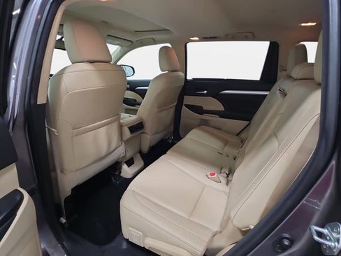 Used 2016 Toyota Highlander XLE image 12
