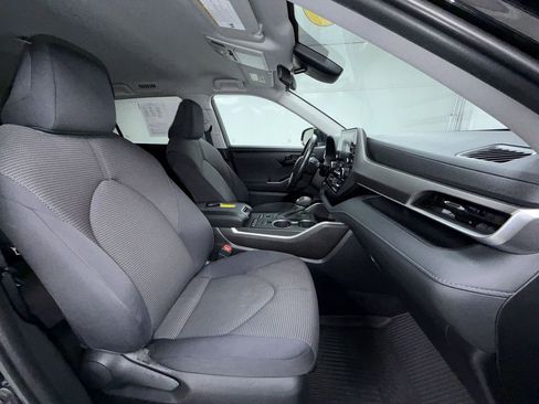 Used 2022 Toyota Highlander LE AWD/4WD image 13