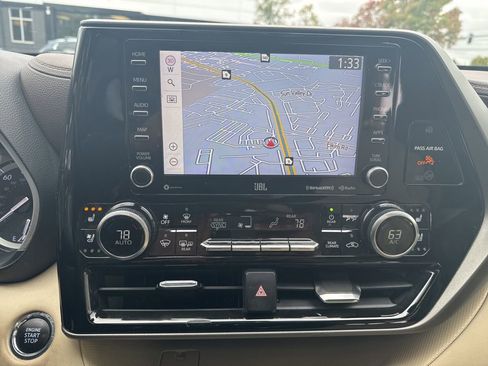 Used 2022 Toyota Highlander Limited image 17