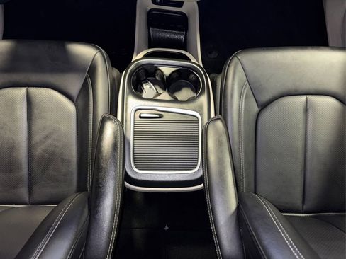 Used 2024 Chrysler Pacifica Touring-L image 13