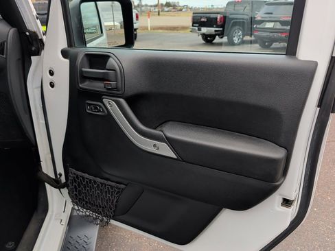 Used 2017 Jeep Wrangler Unlimited Sahara AWD/4WD image 31