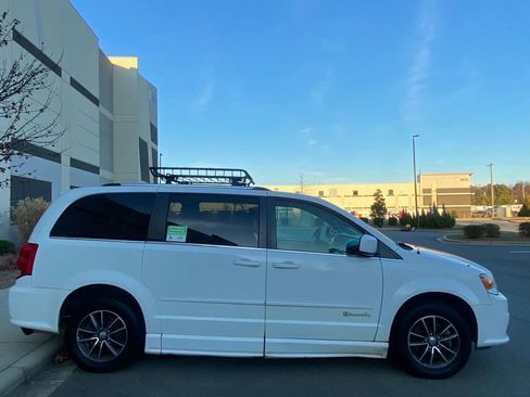 Used 2017 Dodge Grand Caravan SXT image 6