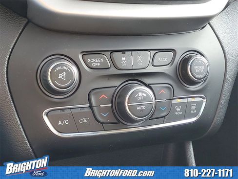 Used 2017 Jeep Cherokee Trailhawk image 27