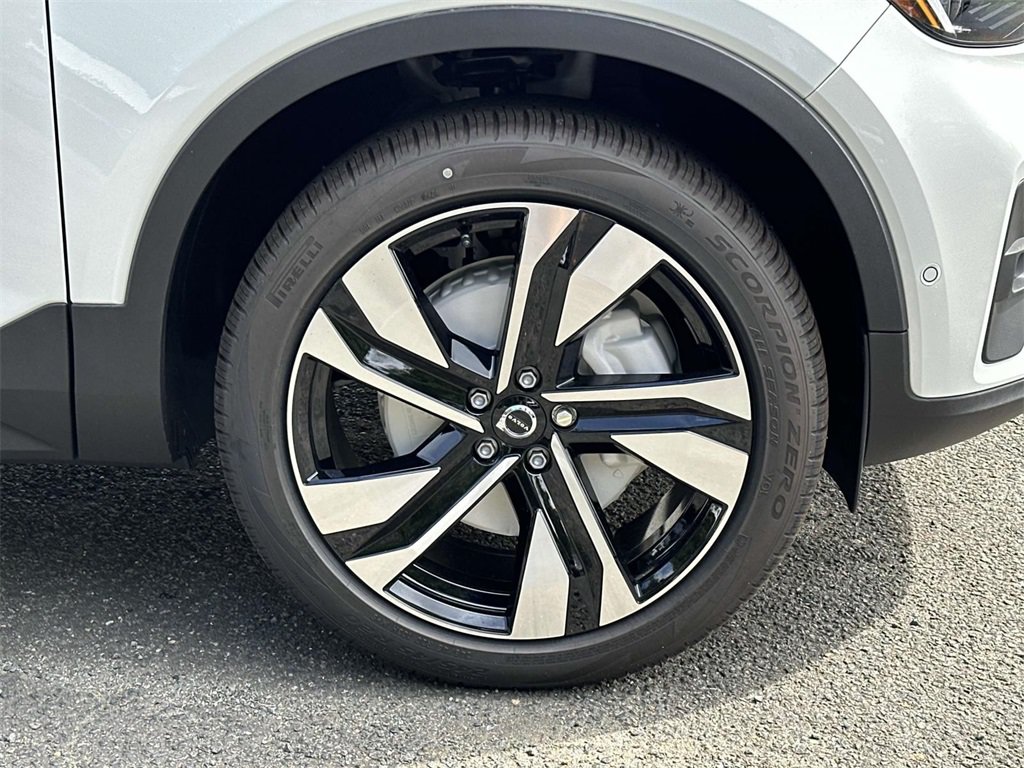 Certified 2025 Volvo XC40 B5 Ultra w/ Protection Package Premier AWD/4WD image 9