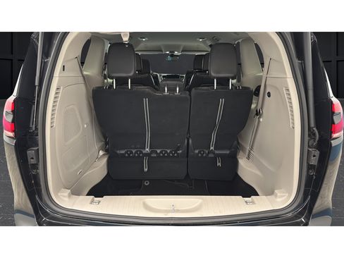 Used 2023 Chrysler Pacifica Touring-L w/ Uconnect Theater Family Group AWD/4WD image 26