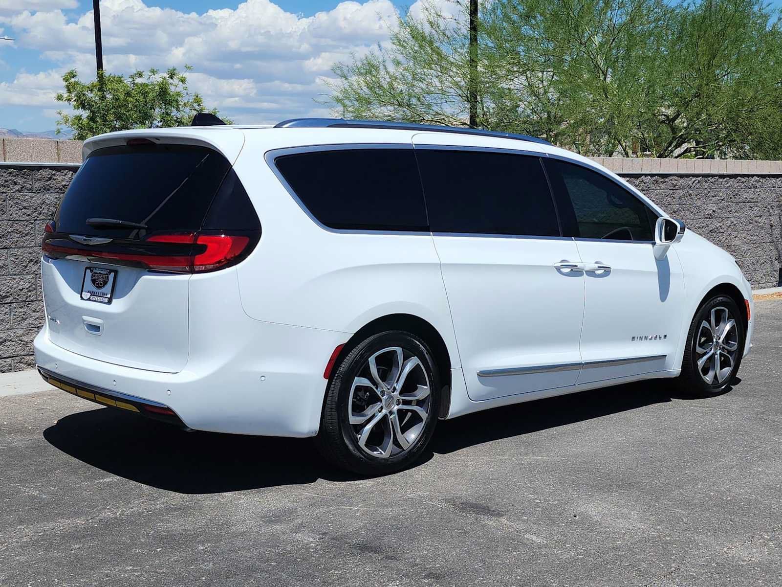 Used 2024 Chrysler Pacifica Pinnacle FWD image 8