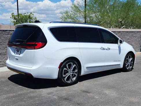 Used 2024 Chrysler Pacifica Pinnacle FWD image 8