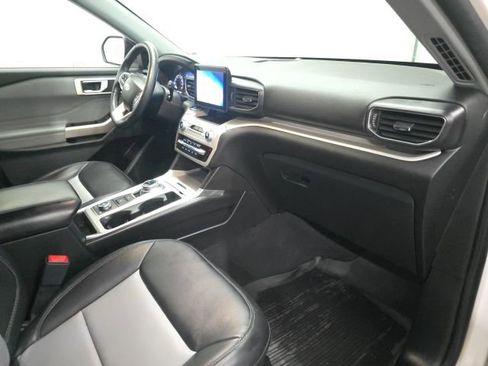 Used 2023 Ford Explorer XLT w/ Equipment Group 202A image 4