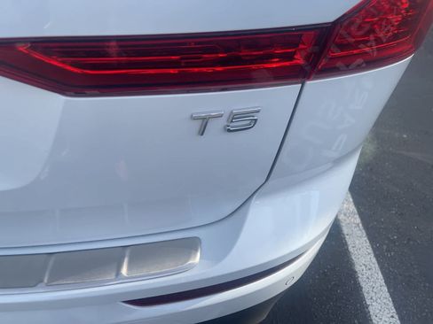 Used 2021 Volvo XC60 T5 Momentum w/ Advanced Package image 5