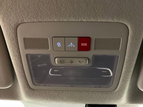 Used 2025 Hyundai Venue Limited FWD image 20