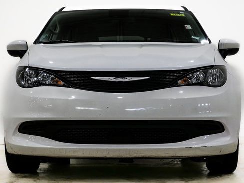 Used 2023 Chrysler Voyager LX image 2