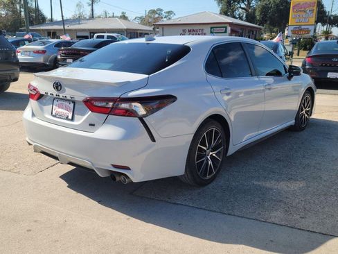 Used 2023 Toyota Camry SE image 3