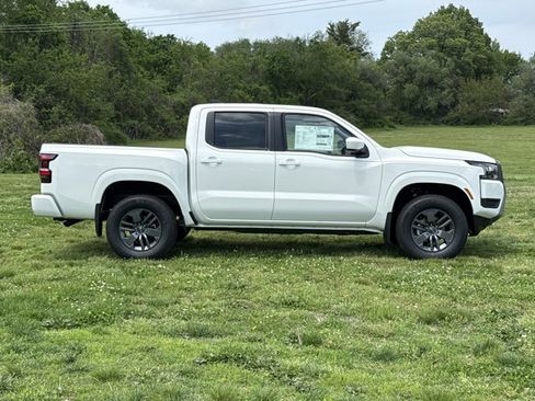New 2026 Nissan Frontier SV w/ Tow Package AWD/4WD image 2