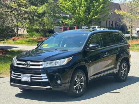 Used 2017 Toyota Highlander XLE AWD/4WD image 3