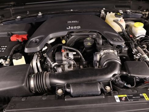 Used 2021 Jeep Wrangler Unlimited Sahara AWD/4WD image 20