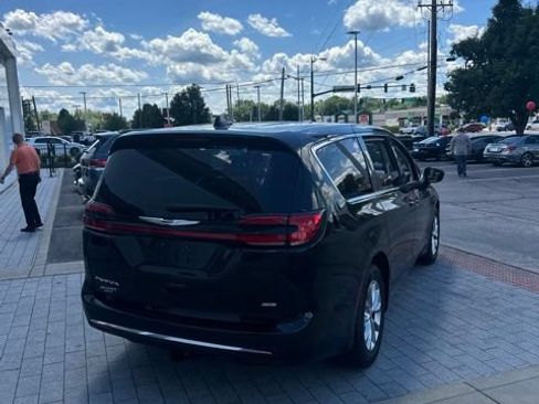 Used 2024 Chrysler Pacifica Touring-L AWD/4WD image 10