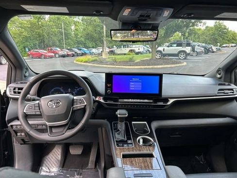 Used 2025 Toyota Sienna Platinum AWD/4WD image 11