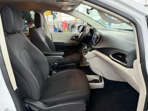 Used 2021 Chrysler Voyager L FWD image 11