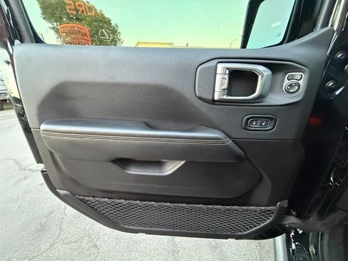 Used 2025 Jeep Gladiator Sport AWD/4WD image 13