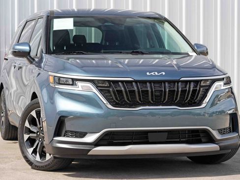 Used 2024 Kia Carnival EX image 4