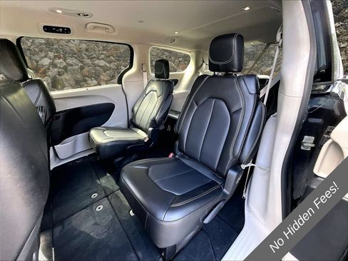 Used 2024 Chrysler Pacifica Touring-L FWD image 22