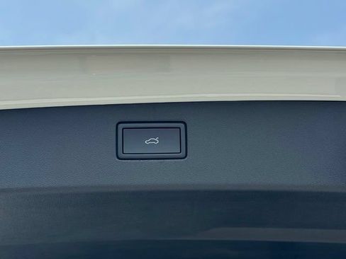 Certified 2025 Volkswagen Tiguan SE AWD/4WD image 17