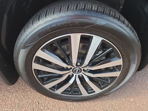 Used 2023 Nissan Pathfinder Platinum image 9