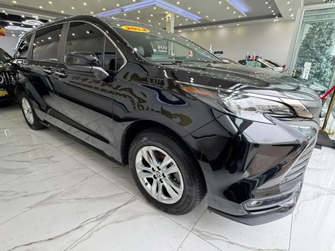 Used 2022 Toyota Sienna XLE Woodland Edition image 1