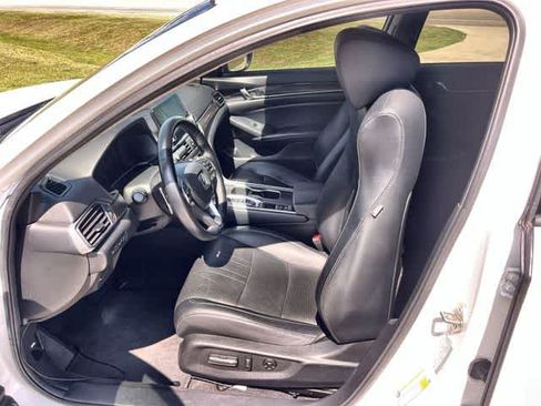 Used 2018 Honda Accord Touring image 11