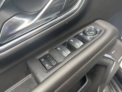 Used 2024 GMC Yukon XL SLT w/ SLT Luxury Package image 15