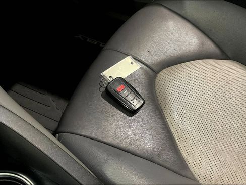 Used 2020 Toyota Camry XLE FWD image 34