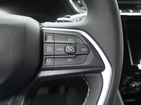 Used 2024 Jeep Grand Cherokee Laredo AWD/4WD image 31