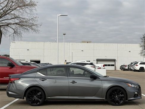 Used 2022 Nissan Altima 2.5 SR w/ Midnight Edition Package image 3